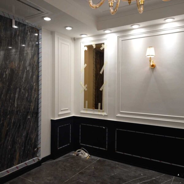 اجرای سنگ کف ماربل مشکی با رگه طلایی صرافی